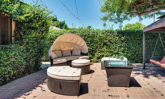 Lake Balboa House | Pet-Friendly Van Nuys Home w/Patio & Fire Pit