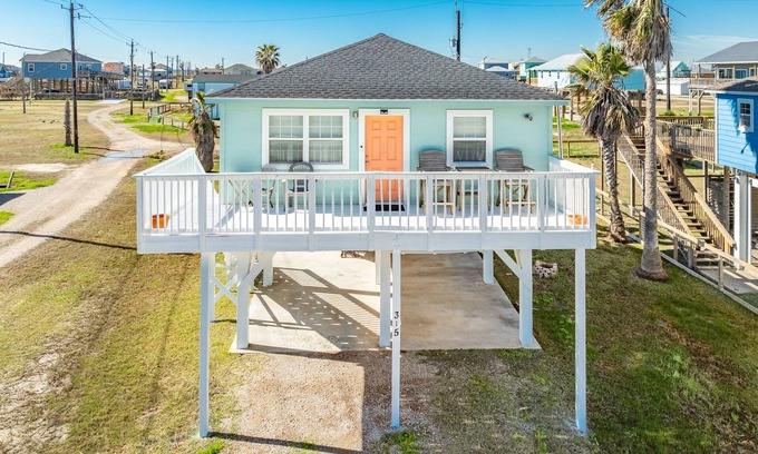 Surfside Beach Cottage | Pet Friendly - Walk to the warm October Waters of the Gulf, Cozy Home
