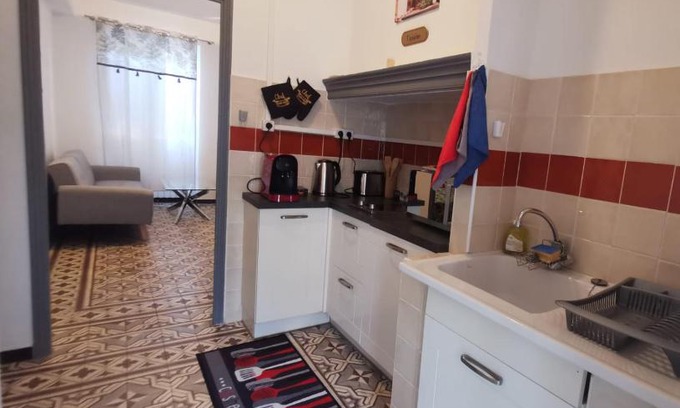Carpentras Apartment | Petit appart entier au cœur des REMPARTS - Netfix et connection fibre gratuits
