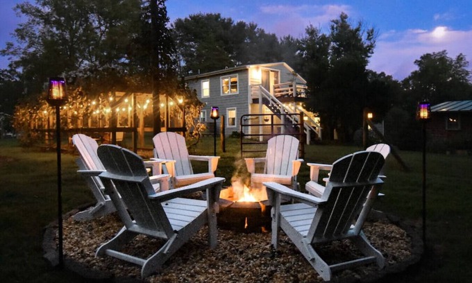 Boyce Cottage | Pets? YES! 🐕 Hot Tub ★ Fire Pit ★ Fast Wi-Fi