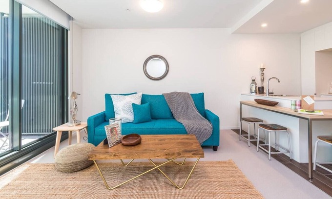 Hamilton Apartment | Picture Perfect Hamilton Footsteps to Harbour