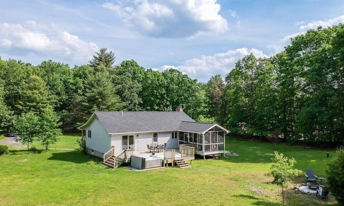 Kerhonkson Cabin | Pine Place - Sunny Escape by Minnewaska w. Hot Tub