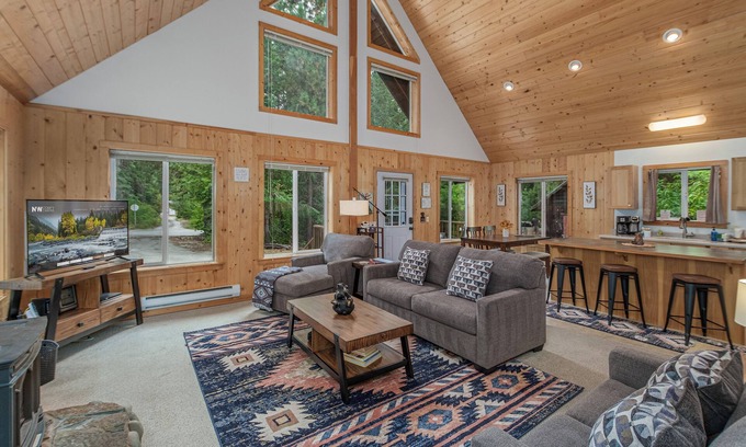 Leavenworth Ski Chalet | Pine River Retreat-Hot Tub, Close to Lake/Golf/Ski