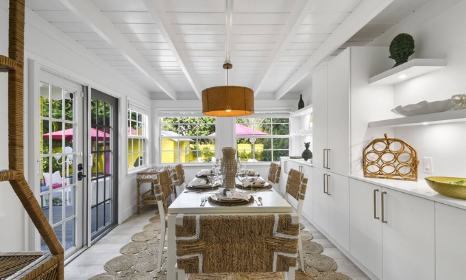 Parrot Cove House | Pineapple House - Historical Charm Close to Beach, Golf, and Downtown