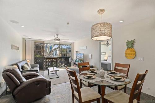 South Mission Beach House | Pineapple Paradise - Mission Beach - Stunning