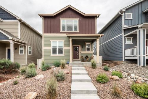 Central Colorado Springs House | Pioneer Retreat - Downtown High-End Haven