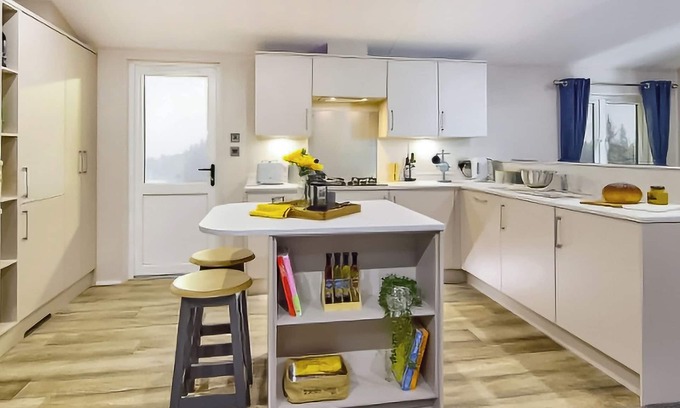 Mablethorpe Ski Chalet | Platinum Lakeview Lodge Sleeps 8