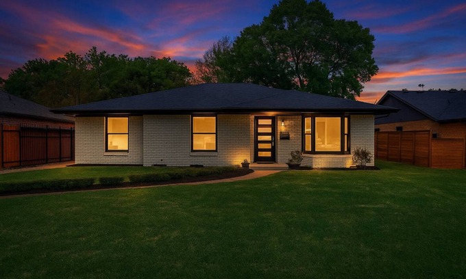 Oak Cliff House | Play Stay Dallas Home w Gym Gameroom Wifi