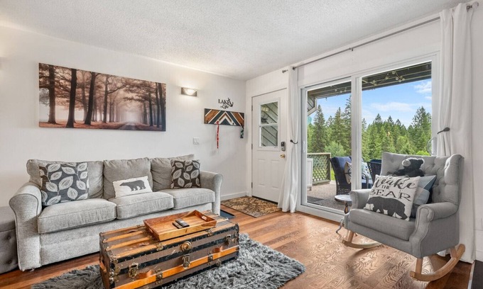 East Kootenay Apartment | ⭐Plush⭐| Indoor Pool | Hot Tub | Beach | Tennis