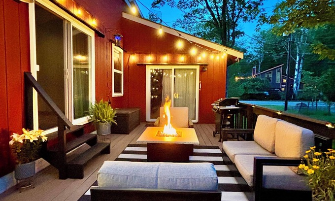 Tobyhanna Ski Chalet | Poconos Cabin w Private HOT TUB! Backyard Vibes Firepits State Park in backyard!