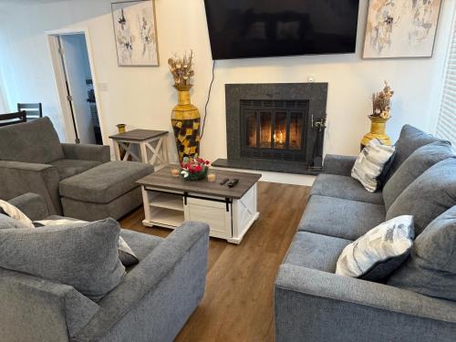 Tobyhanna House | POCONOS everything close to Luxury vacational home in the heart of poconos with 3 outdoor pools for the public of the Tobyhanna community