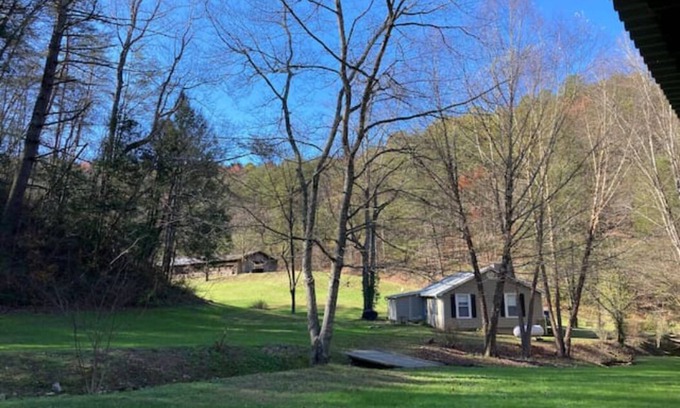Gatlinburg - Pigeon Forge Cottage | Pond, creeks, paddleboat and 10 minutes to parkway