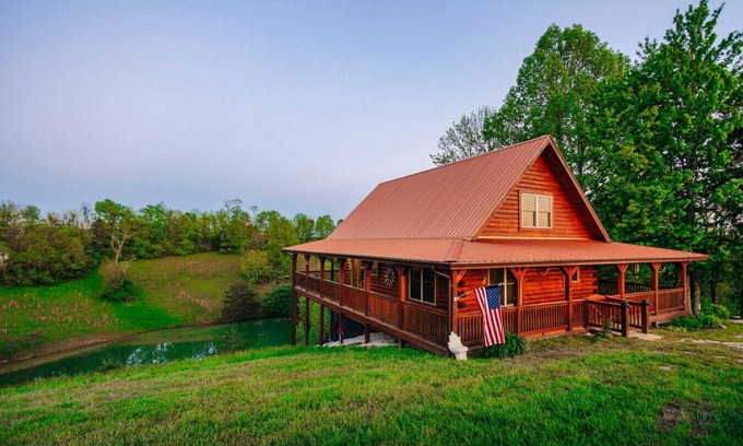 Primrose Cabin | Pond Paradise - Private Pond | Hot Tub | Off-Road Parks | Fire Pit