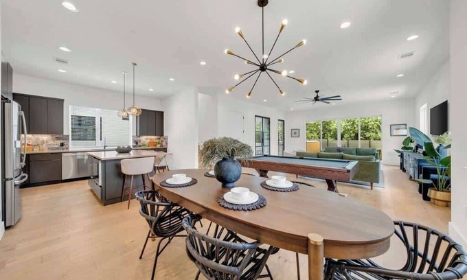 Riverside House | Pool & Game Room & Chef's Kitchen – 6BR Sleeps 24