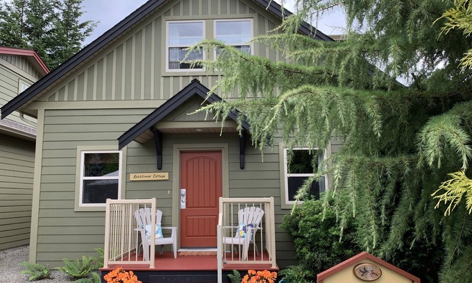 Regional District of Nanaimo Cottage | Pool & Hot-tub right across the lane!