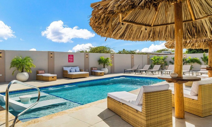 Ponton House | POOL TABLE * PRIVATE POOL * SLEEPS 16