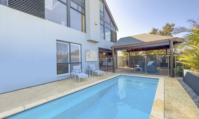 Doubleview House | Poolside Paradise 3 km to Scarborough Beach