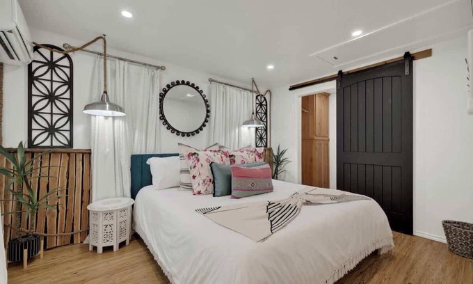 Fredericksburg Cottage | Poplar Place Soho with Hot Tub