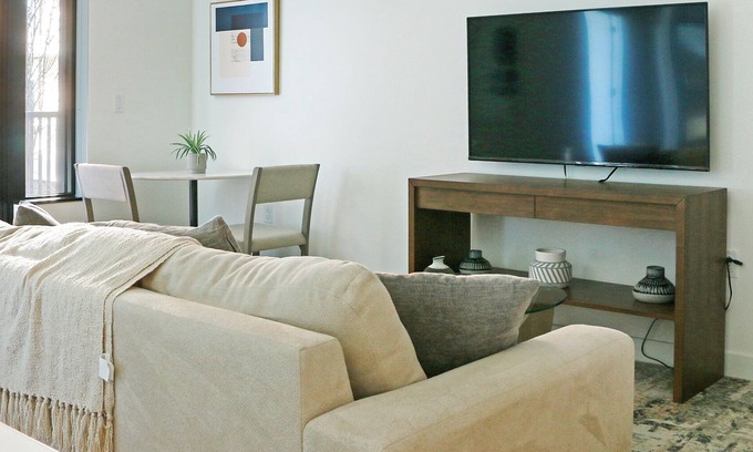 Southwest Apartment | PoplarHouse 1BD+Den 2