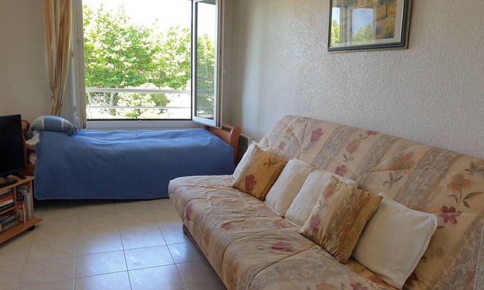 Frejus Port Apartment | Port Fréjus 100m from the beaches and the Base Nature, studio 23 m2, sleeps 4, balcony private parking