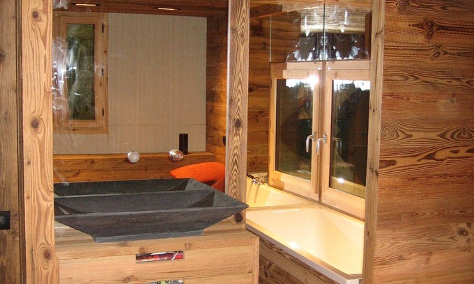 Flumet Ski Chalet | Prestigious chalet with all mod cons for 6- 8 persons, 5 min from slopes