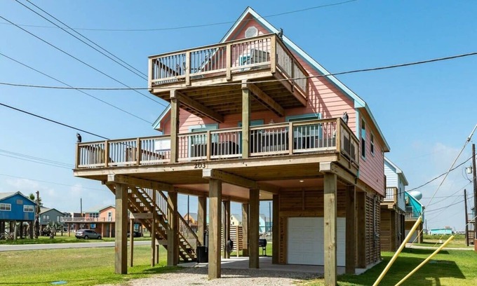 Surfside Beach House | Pretty in Pink Flamingo - Sea Breezes & Sunsets!
