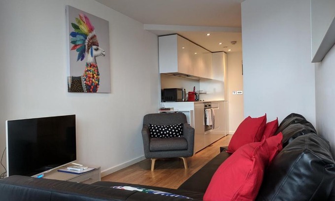 Holbeck Apartment | Prime Leeds Apartment With Balcony