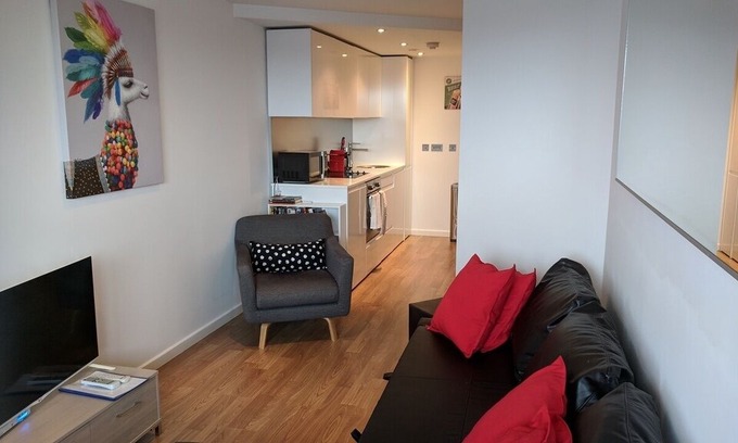 Holbeck Apartment | Prime Leeds Apartment With Balcony