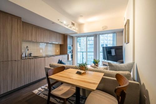 Bay Cloverhill Apartment | Prime Location Suite, Gym, Pool and Sauna