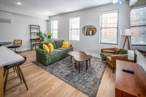 Over-the-Rhine Apartment | Prime OTR, 1 Block to TQL, Cali King Bed, Sleeps 4ppl, Free Light Rail, Smart TVs