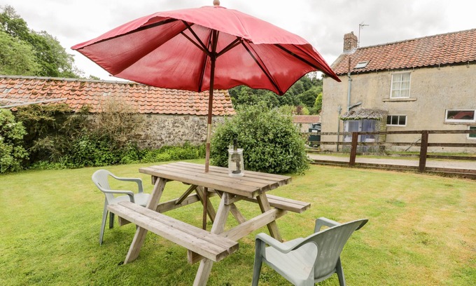 Hutton le Hole Cottage | PRIMROSE HILL FARMHOUSE, pet friendly in Hutton-Le-Hole