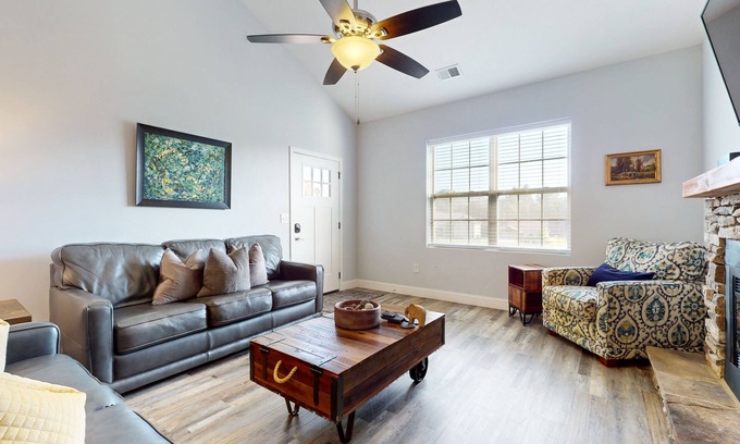 Townsend Condo | Pristine & Peaceful Condo w/Free Attraction TIckets & Shared Pool