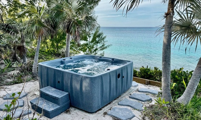 North Palmetto Point Cottage | Priv. Beachfront House w/Hot Tub on Pink Sand Beach. Walk to Restaurant/Bar
