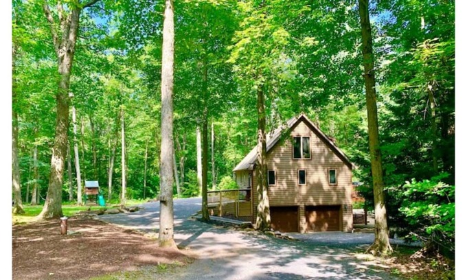 Oakland Ski Chalet | Private (5 Star AirBNB!) Lake Access Chalet w/ Hot Tub