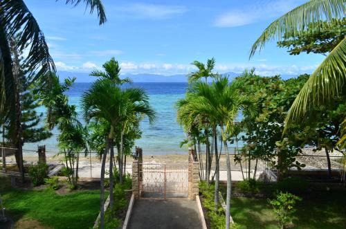 Basdiot House | Private beachfront accommodation with ocean view and direct reef access