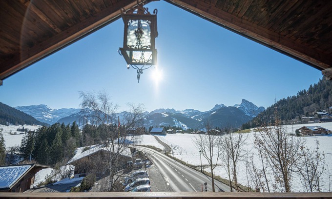 Schoenried Apartment | Private Chalet-ferienwohnung im Dachstock vom Hotel Alpenrose