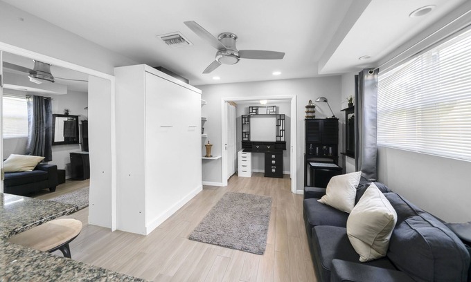 North Corals House | Private-Charming 1 Bed with Patio~2.5 miles to Beach 🌴