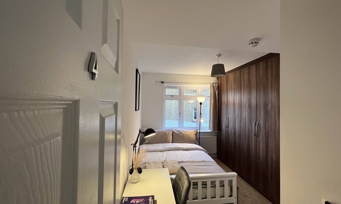 Norwood Green House | Private Double Room Mins To Central w Elizabeth L.