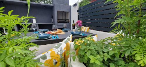Rijeka Apartment | Private fenced garden with BBQ area minutes from the beach - Urban Secret Kantrida