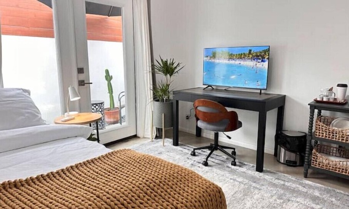 Burbank House | Private Guest Quarter for 1 guest with own Patio & Bathroomnn