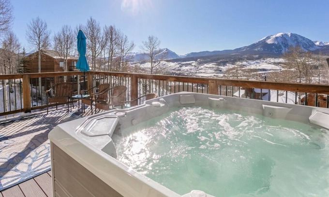 Hamilton Creek House | Private Home Perfect for Families - Amazing Mountain Views and Hot Tub! Close to Shops and Dining