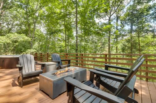 Broadway House | Private Hot Tub and Fire Pit Family Broadway Cabin