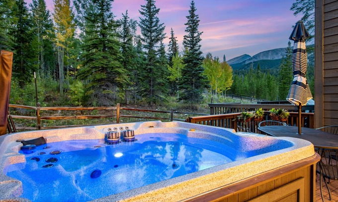 Warrior's Mark West House | Private Hot Tub, Ski-In/Out, Winter Shuttle, Trails, Views - Slopeside Retreat