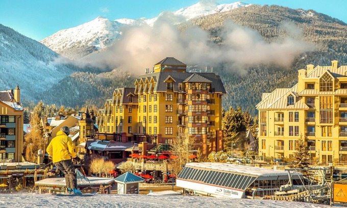Whistler Village Apartment | Private Hot Tub! Slopeside with Fireplace/Kitchen