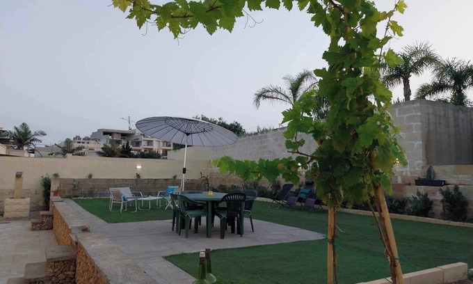 Ta' Bragg Villa | Private Huge Super Located VILLA Gardens Terraces WIFI Billiards Air-Conditioned