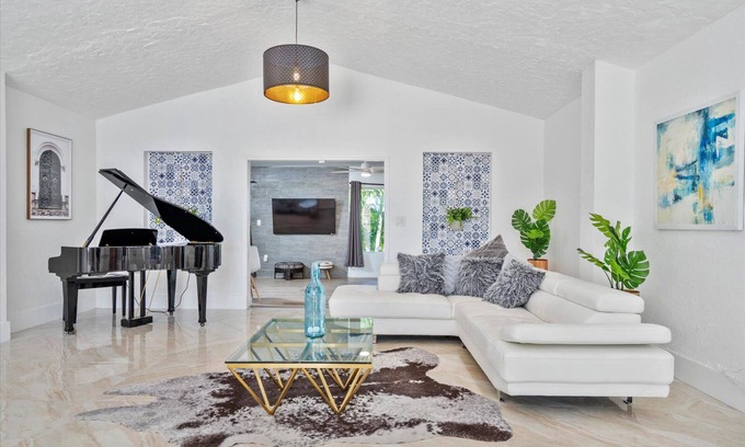 Ojus House | Private lake house +huge yard in Aventura