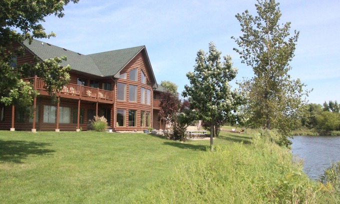 Norwalk Cabin | Private lake, lodge and 23 acre retreat south of Des Moines IA