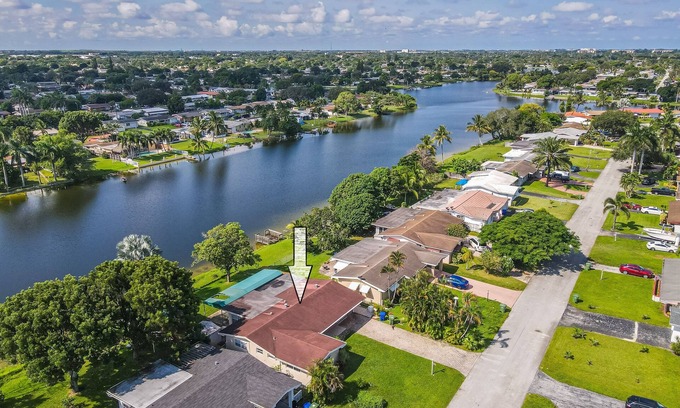 Pembroke Pines House | Private lakefront charming Home in Miami/Pembroke