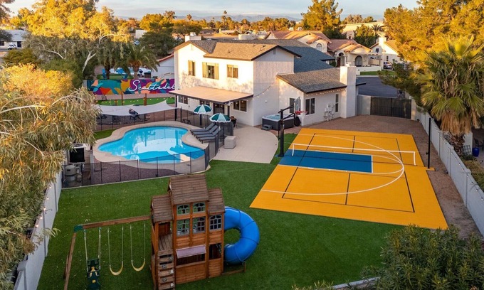 Santiago House | Private Pickleball Court, Movie Room, & Hot Tub!