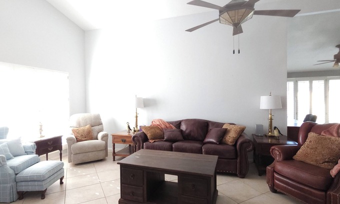 Santiago House | Private Pool! New King beds, Fast 5G Wifi, 75in TVs. Amazing Stayz!